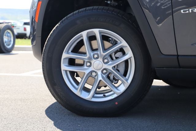 2026 Jeep Grand Cherokee GRAND CHEROKEE LAREDO X 4X4